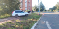 В Братске внедорожник врезался в столб, а на перекрёстке столкнулись грузовик и легковая иномарка - Братская Студия Телевидения