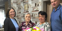 Заместители Главы Еткульского округа поздравили юбиляров — жительниц округа с почётными датами - Еткульский район