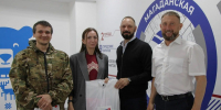 «Собери ребенка в школу»: депутаты «Единой России» и активисты «Молодой Гвардии» вручают наборы магаданским школьникам - Единая Россия