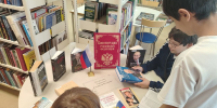 Читатели зала зуманитарной литературы знакомятся с выставкой - ЦБС г. Сургута