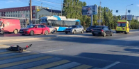 В центре Волгограда водитель иномарки сбил самокатчика, ехавшего на зеленый свет - Волга-Медиа