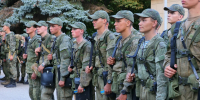 Курсантам рязанского училища ВДВ вручили первые погоны. Прошли за ними 70 км - Комсомольская Правда