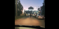 трое подростков на одном транспортном средстве едут по улице - Петрозаводск говорит