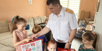 Руководитель следственного управления СК России по Алтайскому краю поздравил с Днем знаний подшефную многодетную семью (ФОТО) - Следственный комитет