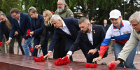Герой России и военкор Евгений Поддубный возложил цветы к Вечному огню в Петрозаводске - StolicaOnego.Ru
