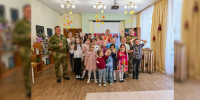 Росгвардейцы подарили детям школьные принадлежности в Брянске - Росгвардия