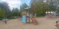 Ведутся работы по установке детской игровой площадки. - Омутнинское городское поселение
