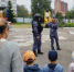 Юные томичи примерили экипировку и изучили патрульный автомобиль росгвардейцев - Комсомольская Правда