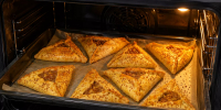 Пирожки с мясом и картофелем: тонкое тесто замешиваем на сметане - Кубанские Новости