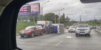 В Омске на улице Булатова перевернулся грузовик - ГТРК Иртыш