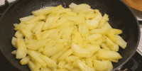 Свежая картошка не покрывается корочкой на сковороде: одна ошибка превращает жарку в тушение - ProKazan.Ru