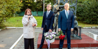 В День знаний студенты и преподаватели возложили цветы к памятнику «Учительница первая моя» - Администрация Томской области