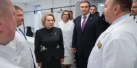 Валентина Матвиенко и Виталий Хоценко посетили омский госпиталь для ветеранов войн - 12 канал