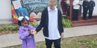 Один первоклассник на всю школу: как Фотима встретила 1 сентября в маленьком посёлке под Новосибирском - Сиб.фм