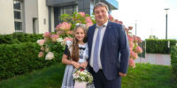 Глава Ульяновска проводил на школьную линейку дочку погибшего бойца СВО Видади Мамиева - Ульяновск сегодня