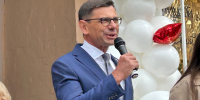 Депутат Госдумы Игорь Антропенко посетил линейки в омских лицеях № 66 и 143 - 12 канал