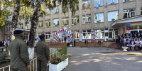 В Ульяновске бойцы СОБР «Пламя» Росгвардии почтили память героя на торжественной линейке в школе - Росгвардия