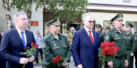 Под колокольный звон и с алыми розами: Олег Мельниченко и Андрей Булыга открыли памятник Александру Невскому в военном вузе Пензы - Penza-Post.Ru