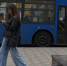 девушка улица телефон троллейбус - Gubdaily.Ru