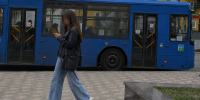 девушка улица телефон троллейбус - Gubdaily.Ru