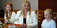 Молодой семье Разиных вручили свидетельство о праве на социальную выплату в рамках подпрограммы «Обеспечение жильём молодых семей» - Фурмановский район