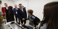 72% школьников выбирают техникумы и колледжи: губернатор Челябинской области 1 сентября посетил ЮурГТК и пообщался со студентами - КП Челябинск