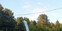 дорожный знак в центре дороги в поселке - Петрозаводск говорит