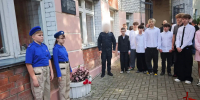 В калужской школе № 31 росгвардейцы почтили память погибшего сослуживца и поздравили учеников с Днем знаний - Росгвардия