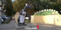 Тульскую «тещу» вновь нарядили в костюм первоклассницы - ТК Первый Тульский