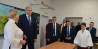 Солнцев осмотрел новую школу в Новосергиевке и забросил мяч в баскетбольную корзину - Ria56.Ru