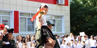 Премьер Калмыкии Гиляна Босхомджиева поздравила с Днём знаний гимназистов, родителей и педагогов Элистинской многопрофильной гимназии - Правительство РК