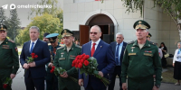 В Пензе Олег Мельниченко возложил цветы к памятнику Александру Невскому - Пенза-Обзор