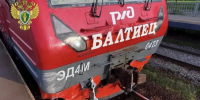 Электричка столкнулась с машиной на железной дороге в Петербурге - 47Channel.Ru