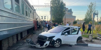 Электричка снесла выехавшую на пути легковушку в Петербурге - Online47.Ru