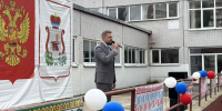 В День знаний депутат Государственной Думы Артём Туров посетил праздничную линейку в смоленской школе № 33 - Смоленская газета