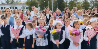 Бумажные самолётики и первый звонок: 1 сентября в Сясьстройской школе №2 - SyasNews.Ru
