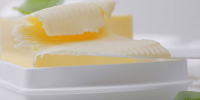 Сливочное масло возглавило рейтинг самых подешевевших продуктов в России за 2025 год - Asn24.Ru