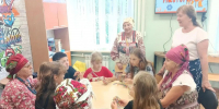 Преемственность поколений: «серебряные» волонтёры из клуба «Берегиня» провели мастер‑класс для детей в Шипуновском районе - Минсоцзащиты Алтайского края