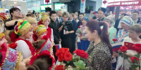 Одну из влиятельных блогеров Китая приветствовал в аэропорту Владивостока глава города - ГТРК Владивосток