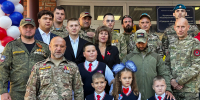 В День знаний участники СВО посетили торжественные линейки в школах столицы Алтайского края - Администрация Алтайского края