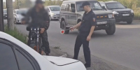 Ехал по тротуару: пьяный бесправник электровелосипеда попался в Абакане - Абакан 24