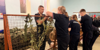Нововоронежские полицейские присоединились к изготовлению маскировочных сетей для участников СВО. - Администрация
