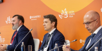 Заместитель председателя ВЭБ.РФ Игорь Дроздов (в центре) предоставлено пресс-службой ВЭБ.РФ - MagadanMedia.Ru