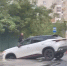 В Уфе на улице Пушкина кроссовер провалился в яму, появившейся на проезжей части | ГТРК «Башкортостан» - ГТРК Башкортостан