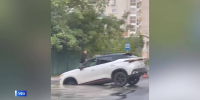 В Уфе на улице Пушкина кроссовер провалился в яму, появившейся на проезжей части | ГТРК «Башкортостан» - ГТРК Башкортостан