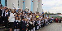 02.09.2026 | На площади у нелидовского ДК «Шахтер» в День знаний прошла торжественная линейка для школьников - Главное управление по архивному делу