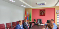 Встреча главы округа Евгения Анатольевича Парфенова с абсолютным победителем областного конкурса «Учитель года – 2026» Антоном Анатольевичем Маслюком - Варненский район