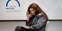 Девушка на презентации программ школы бизнеса МИРБИС - МИРБИС