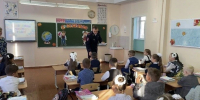 Сотрудники Госавтоинспекции поздравили школьников с Днем знаний - ProSeverouralsk.Ru