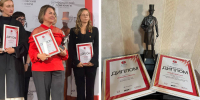 На фото слева: Галина Малкова (в красном) от «Бабушки-ракеты» с премией «Книжный магазин года», на фото справа: премия «Ревизор» и дипломы  © Скриншоты фото из телеграм-канала «Бабушка-ракета. Книжный особняк в Краснодаре» - Yuga.Ru
